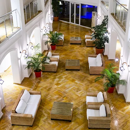 Hotel Bella &