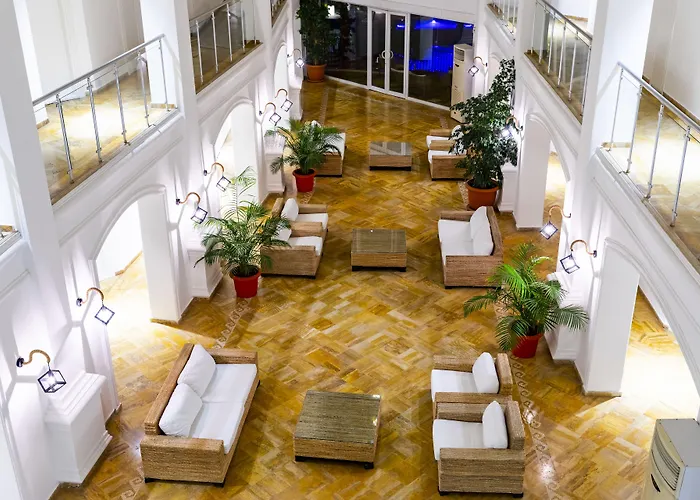 Hotel Bella &