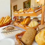 Hotell Bella & 4*